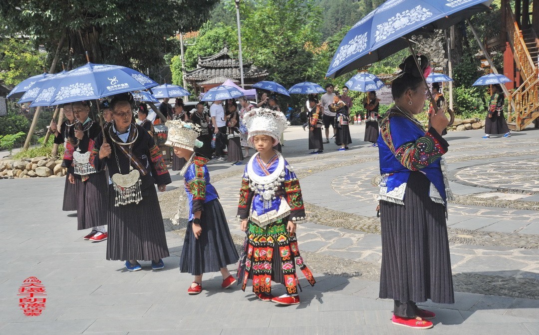 大山里的朗德苗寨一、      周鸣天