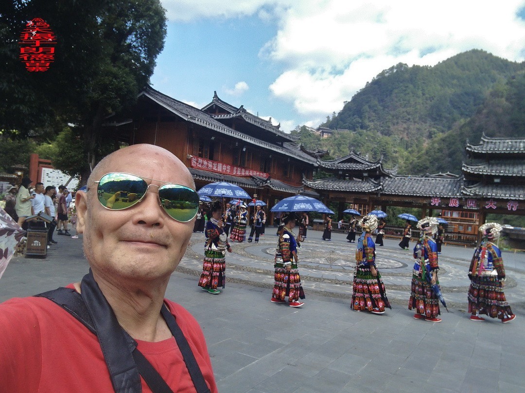 大山里的朗德苗寨一、      周鸣天