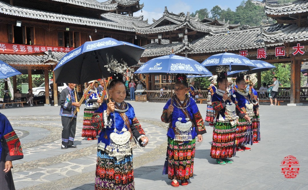 大山里的朗德苗寨一、      周鸣天