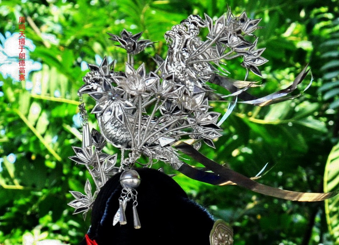 大山里的朗德苗寨一、      周鸣天