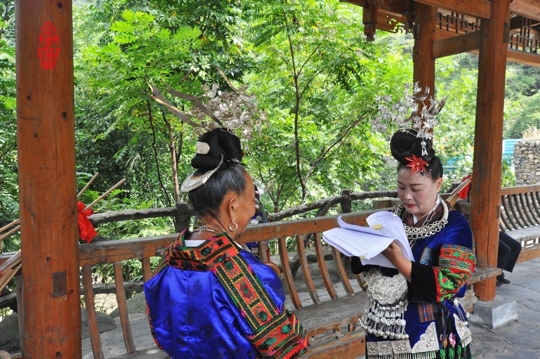 大山里的朗德苗寨一、      周鸣天