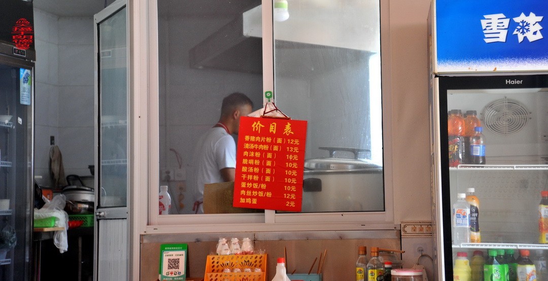 大山里的朗德苗寨一、      周鸣天