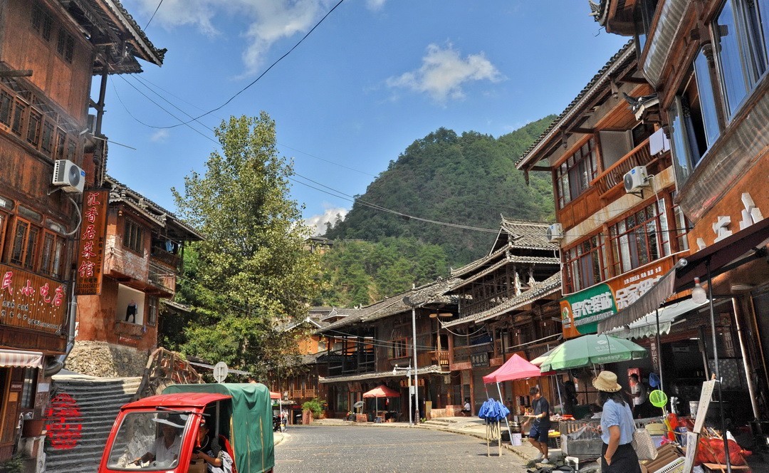 大山里的朗德苗寨一、      周鸣天