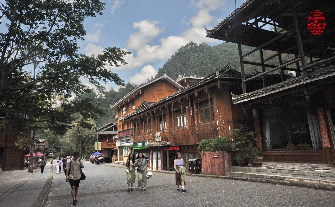 大山里的朗德苗寨一、      周鸣天