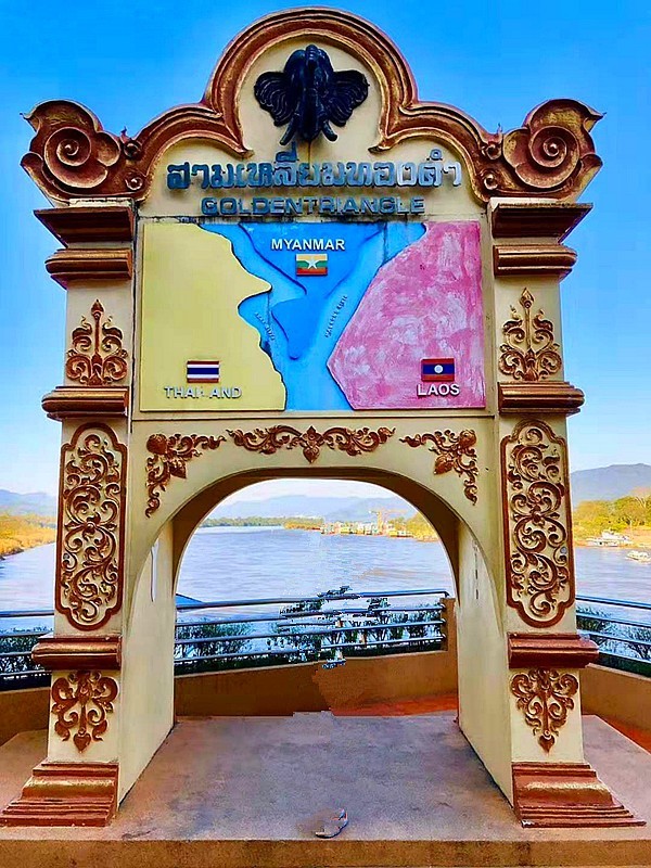 《不老松：中游国旅：异国风情：手机篇》37：金三角公园，左侧是泰国，中间前方是缅甸