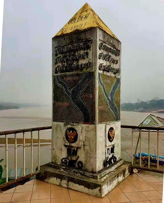 《不老松：中游国旅：异国风情：手机篇》37：金三角公园，左侧是泰国，中间前方是缅甸