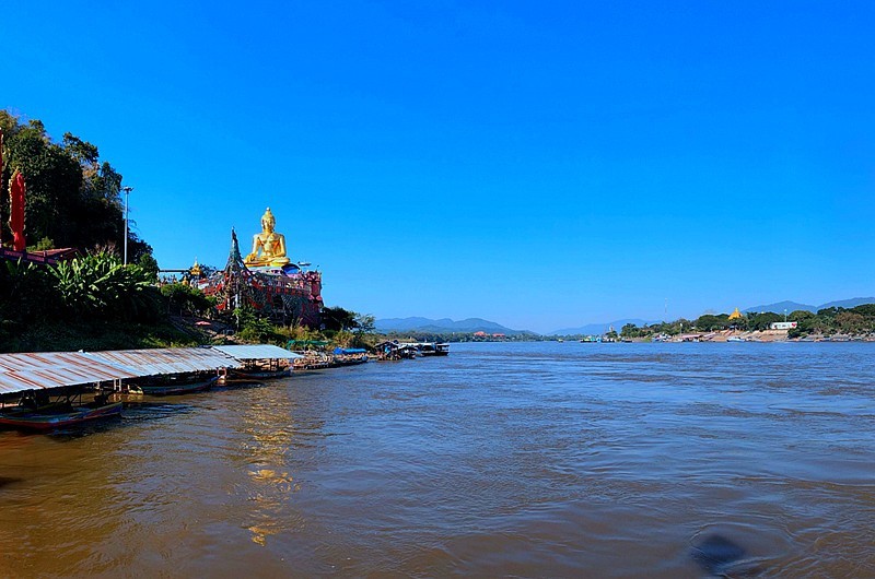 《不老松：中游国旅：异国风情：手机篇》37：金三角公园，左侧是泰国，中间前方是缅甸