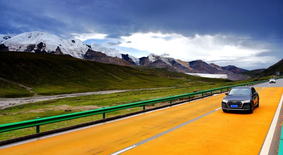德马高速上有幸拍到了阿尼玛卿雪山【上】