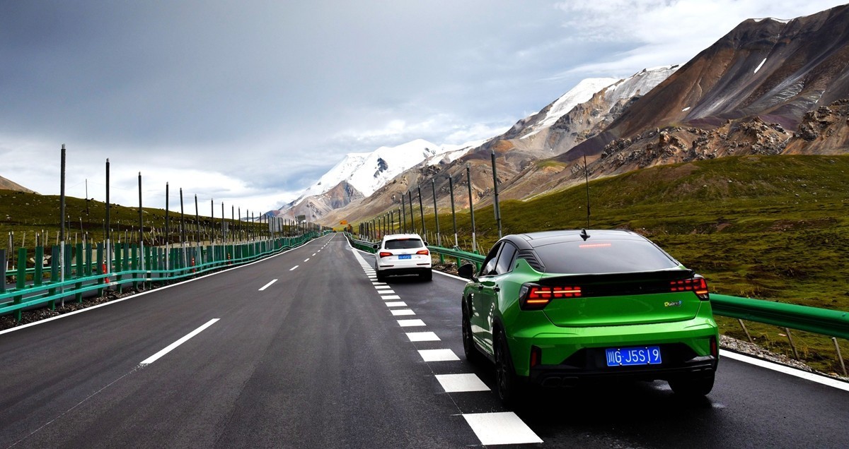 德马高速上有幸拍到了阿尼玛卿雪山【上】