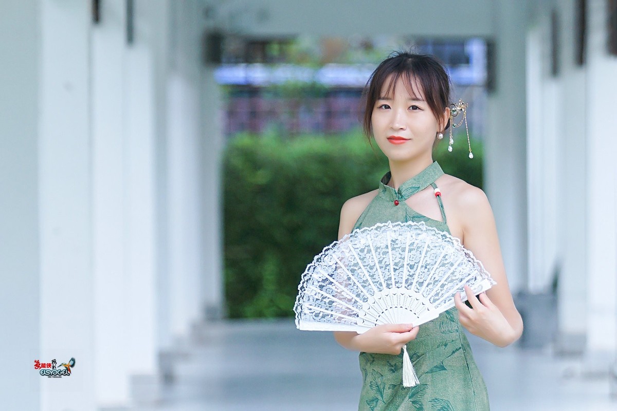 【一袭绿衣旗袍美女】---钟钟