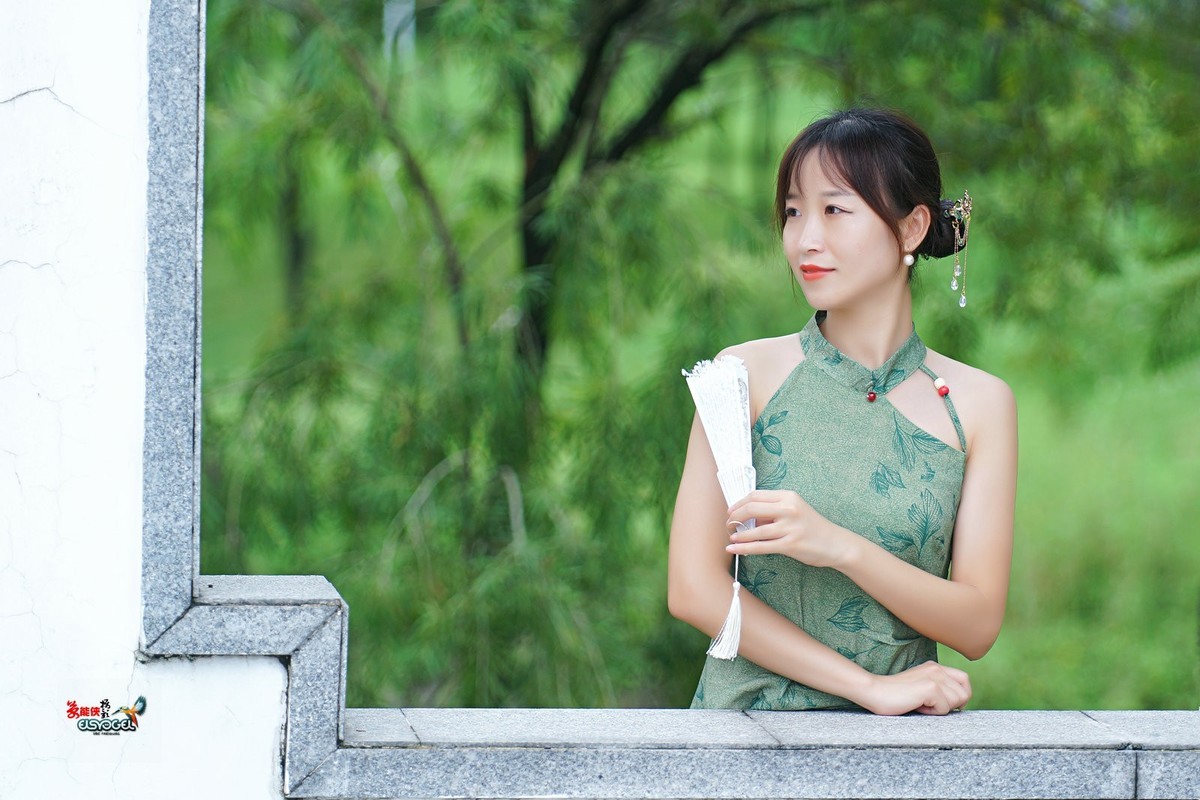 【一袭绿衣旗袍美女】---钟钟