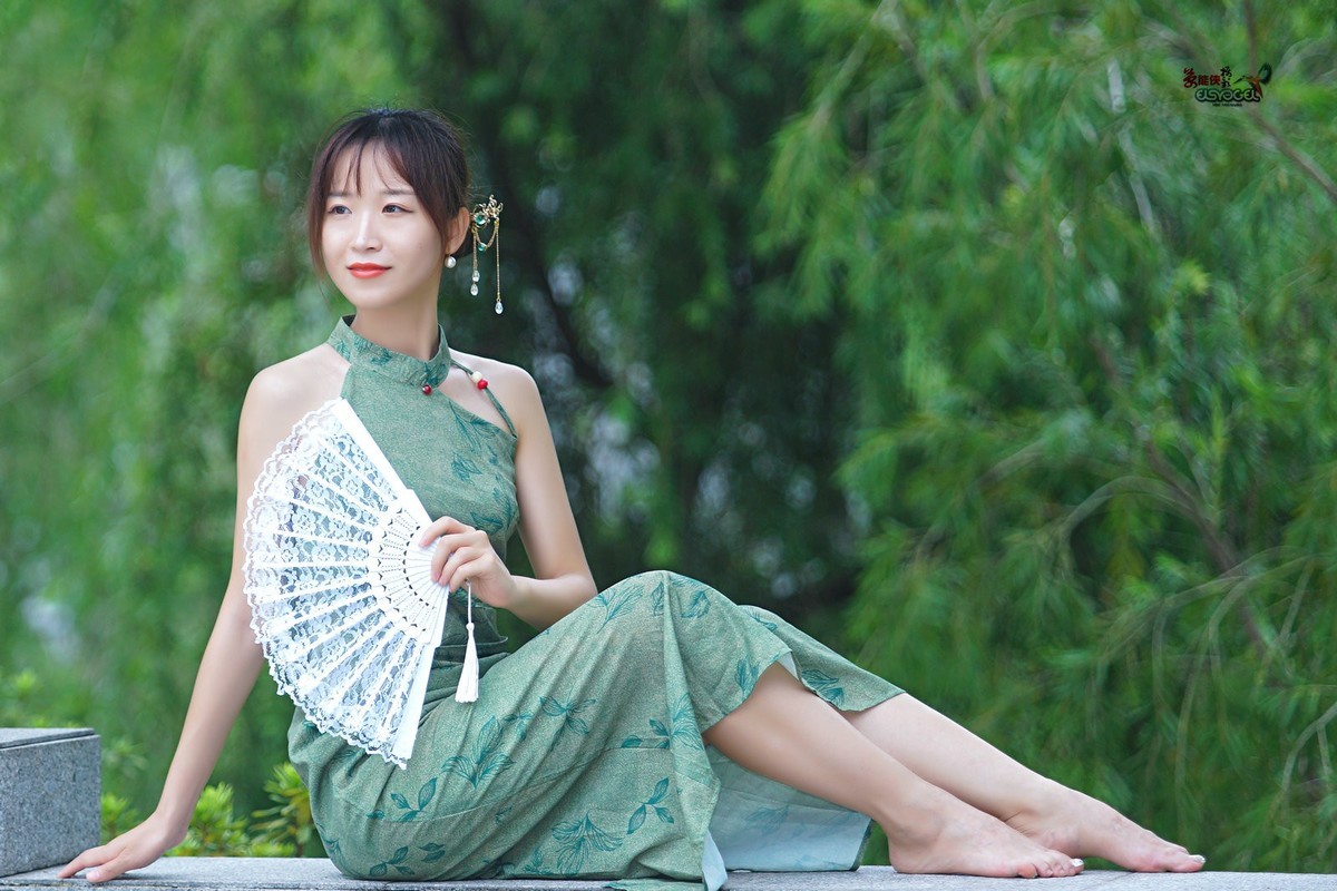 【一袭绿衣旗袍美女】---钟钟