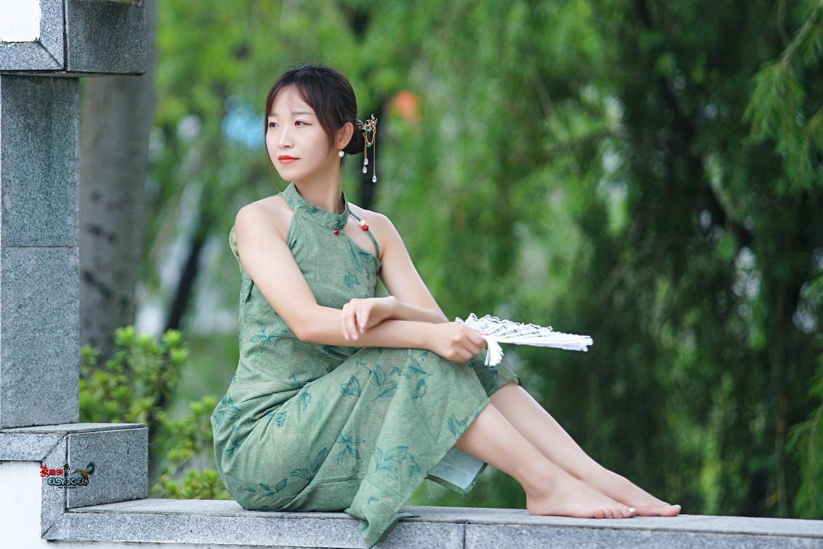 【一袭绿衣旗袍美女】---钟钟