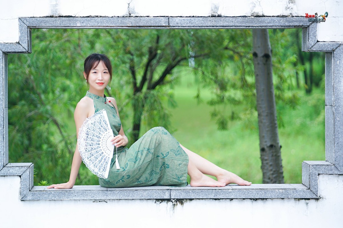 【一袭绿衣旗袍美女】---钟钟