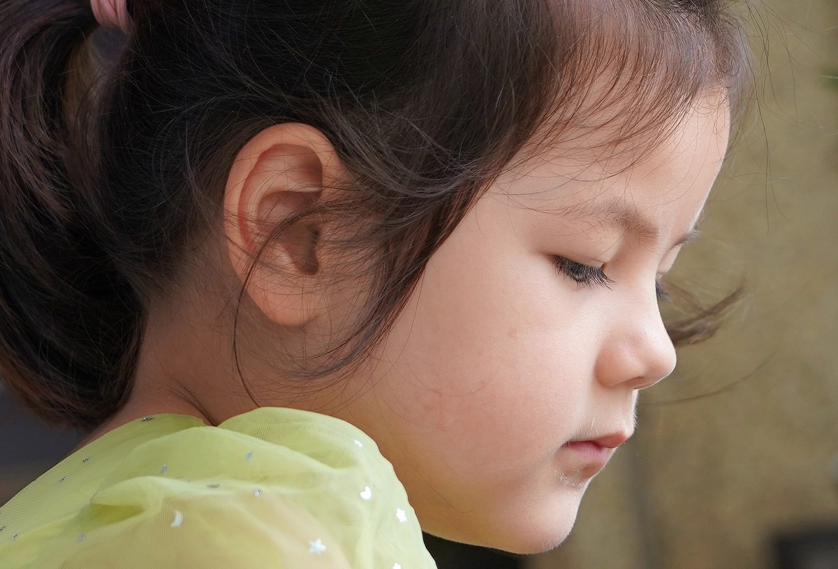 穿汉服的小姑娘，庆祝六一儿童节。