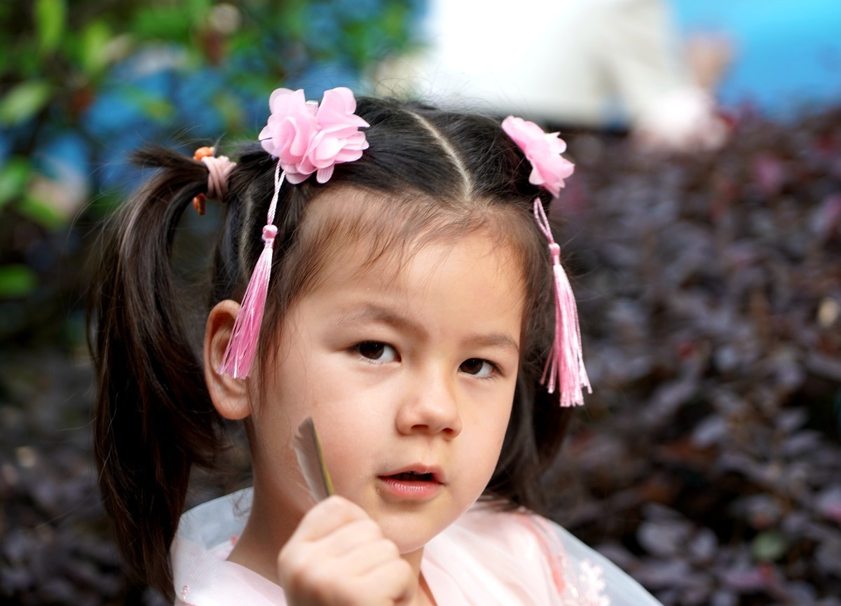穿汉服的小姑娘，庆祝六一儿童节。