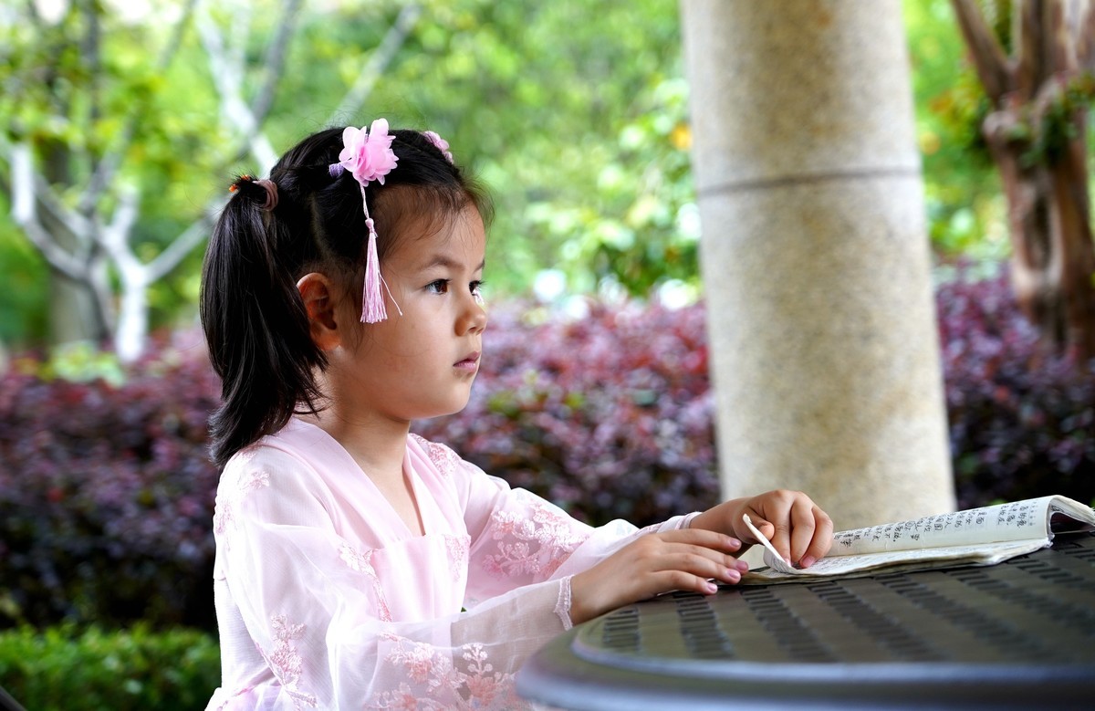 穿汉服的小姑娘，庆祝六一儿童节。