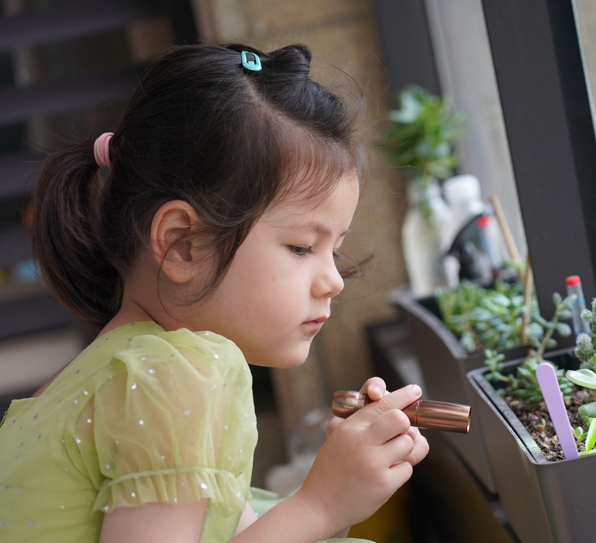 穿汉服的小姑娘，庆祝六一儿童节。