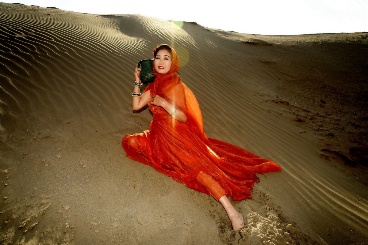 新疆风光 沙漠 美女的姑娘 4k图片_4K风景图片_彼岸图网pic.netbian.com
