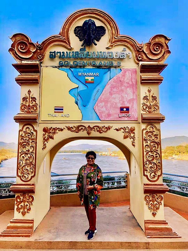 《不老松：中游国旅：异国风情：手机篇》37：金三角公园，左侧是泰国，中间前方是缅甸