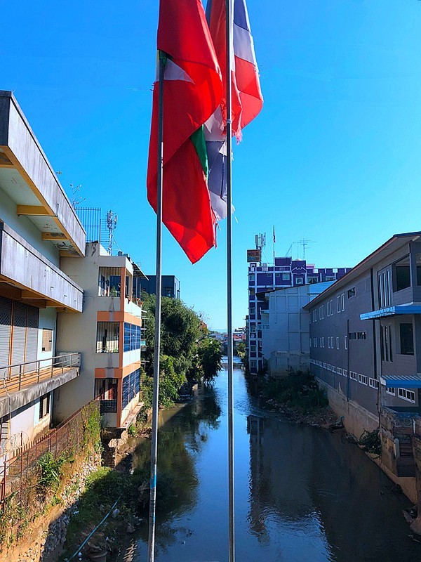 《不老松：中游国旅：异国风情：手机篇》37：金三角公园，左侧是泰国，中间前方是缅甸