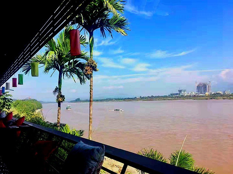 《不老松：中游国旅：异国风情：手机篇》37：金三角公园，左侧是泰国，中间前方是缅甸