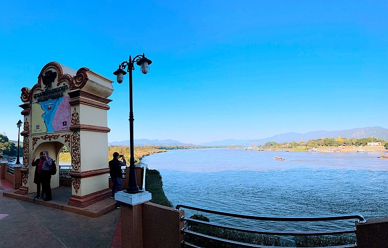 《不老松：中游国旅：异国风情：手机篇》37：金三角公园，左侧是泰国，中间前方是缅甸