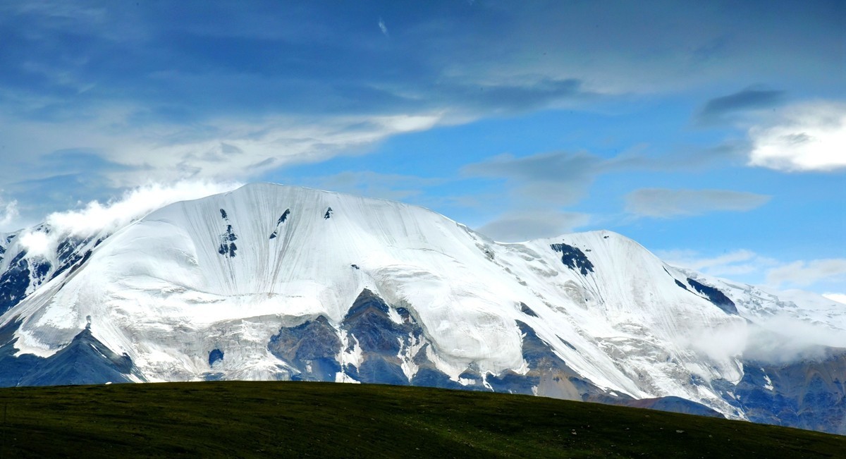 德马高速上有幸拍到了阿尼玛卿雪山【上】