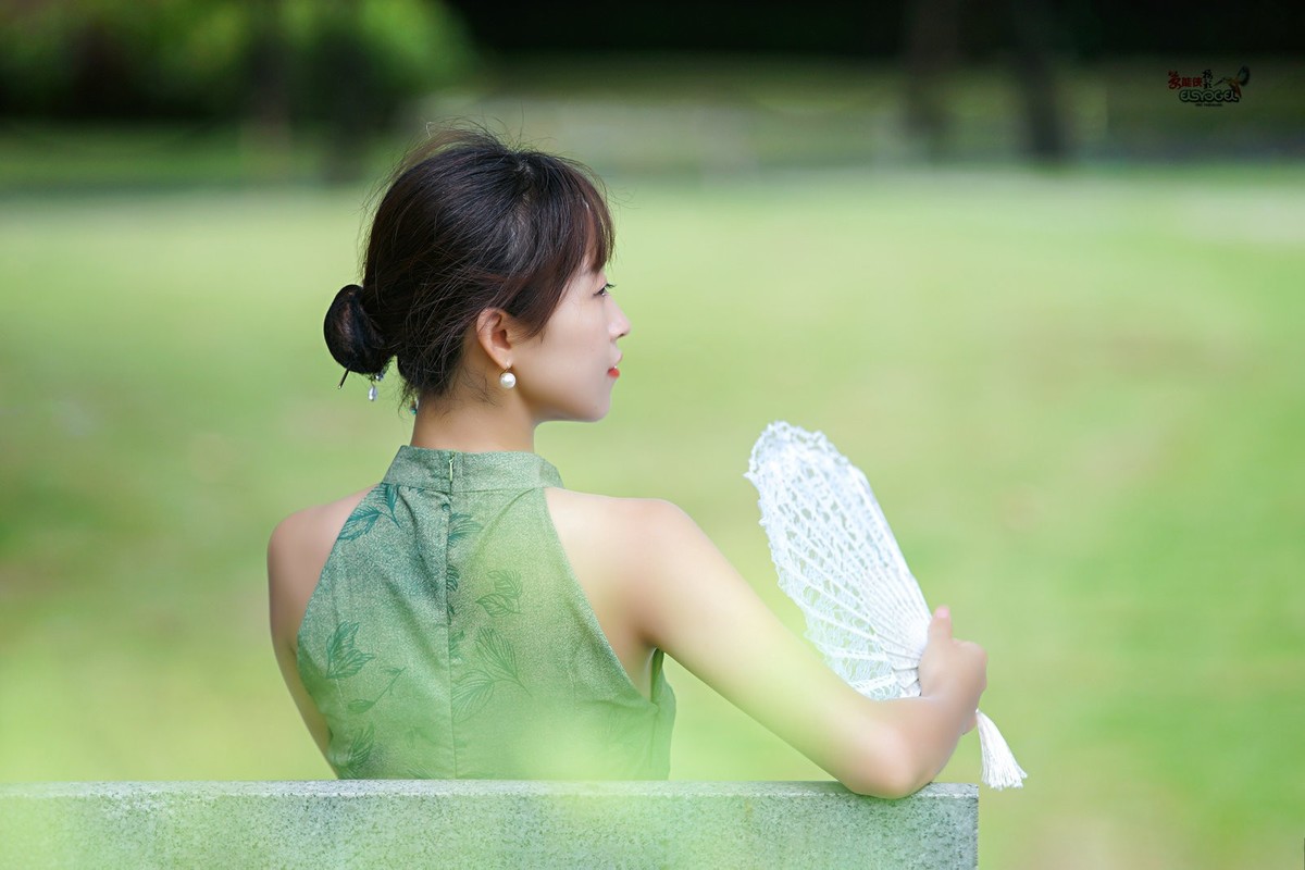 【一袭绿衣旗袍美女】---钟钟