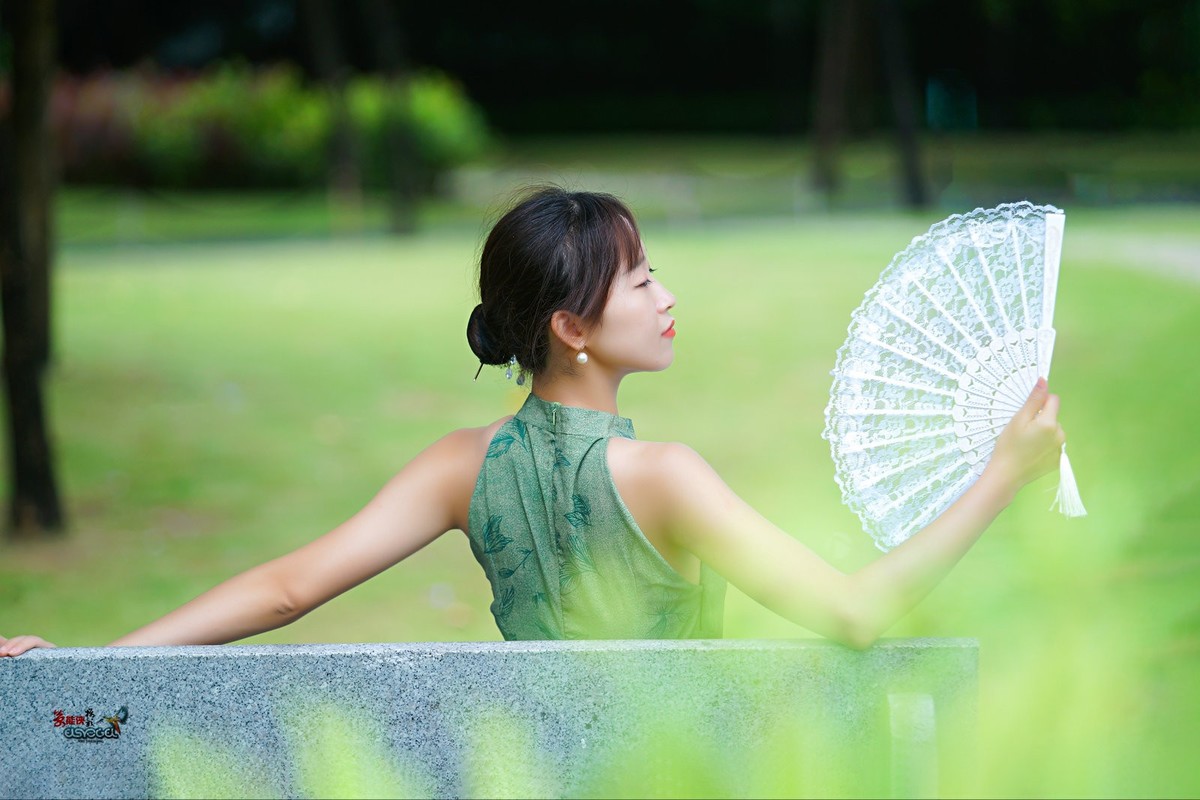 【一袭绿衣旗袍美女】---钟钟
