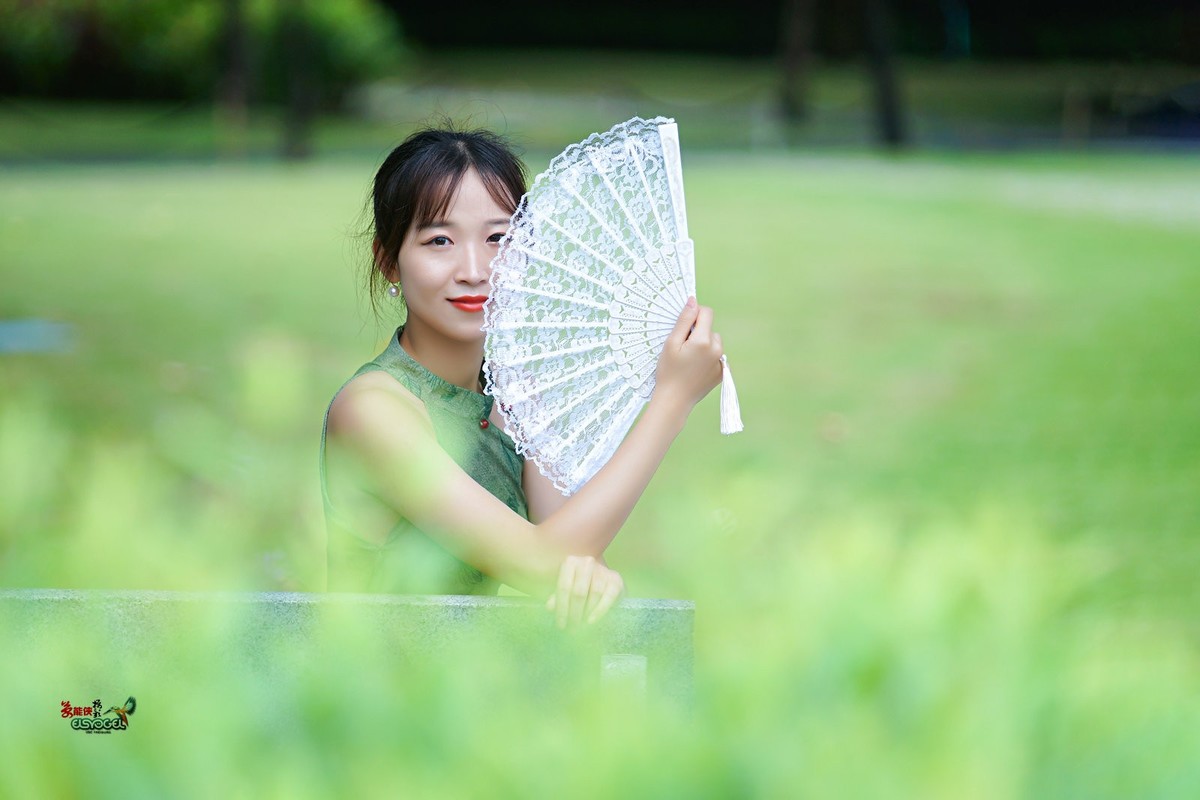 【一袭绿衣旗袍美女】---钟钟