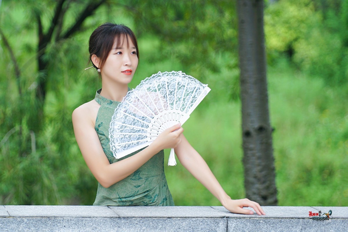 【一袭绿衣旗袍美女】---钟钟