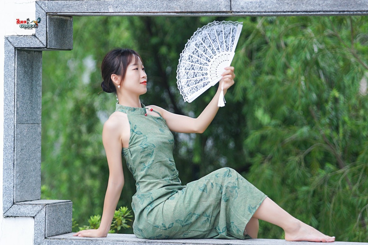 【一袭绿衣旗袍美女】---钟钟