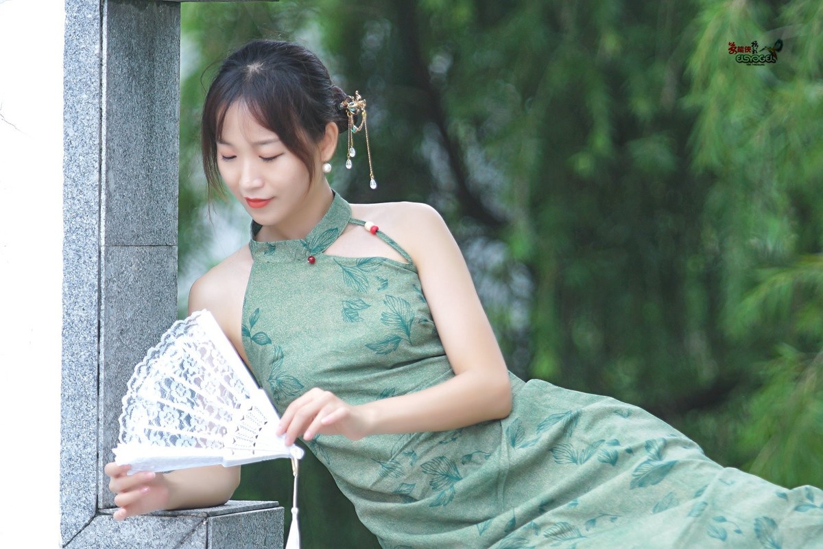 【一袭绿衣旗袍美女】---钟钟