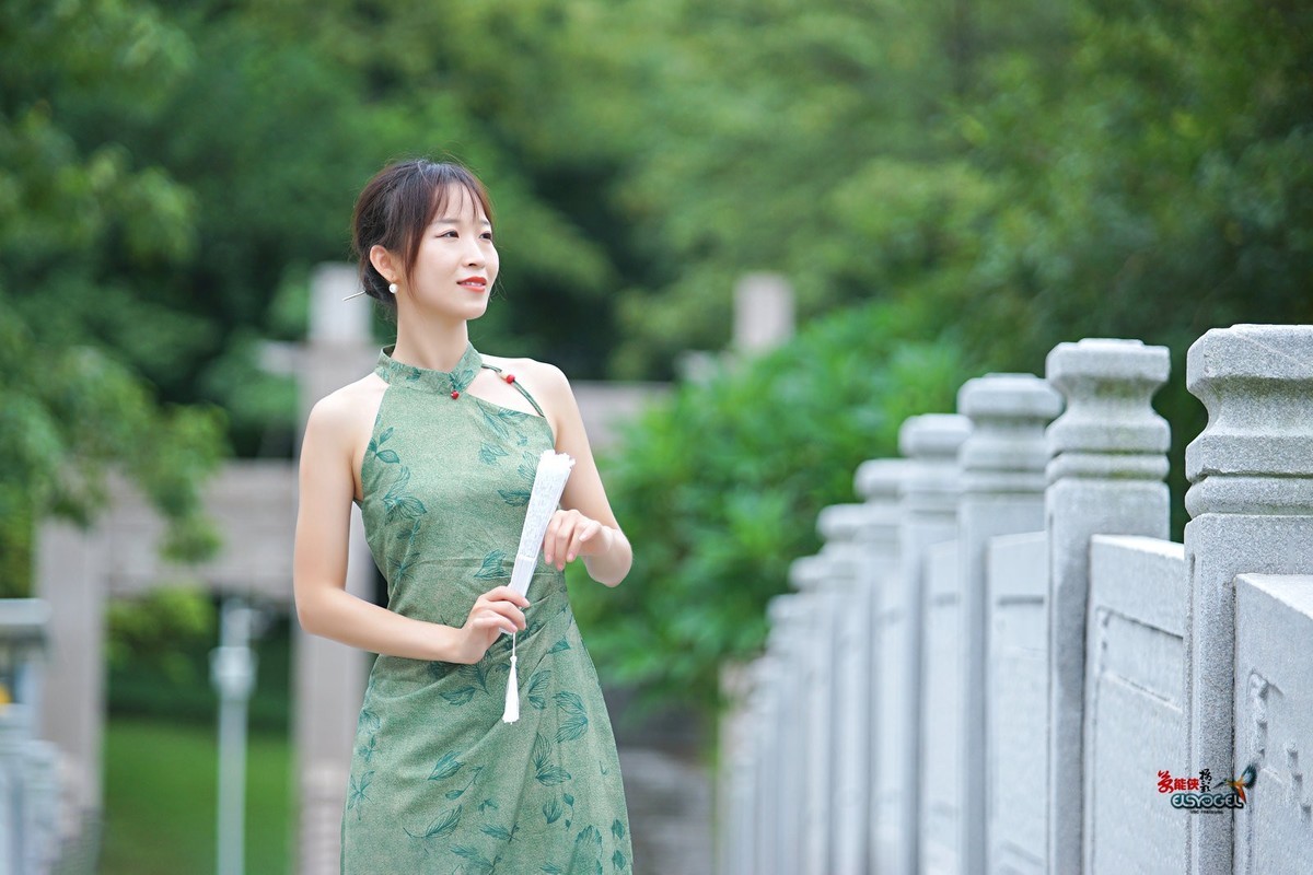 【一袭绿衣旗袍美女】---钟钟