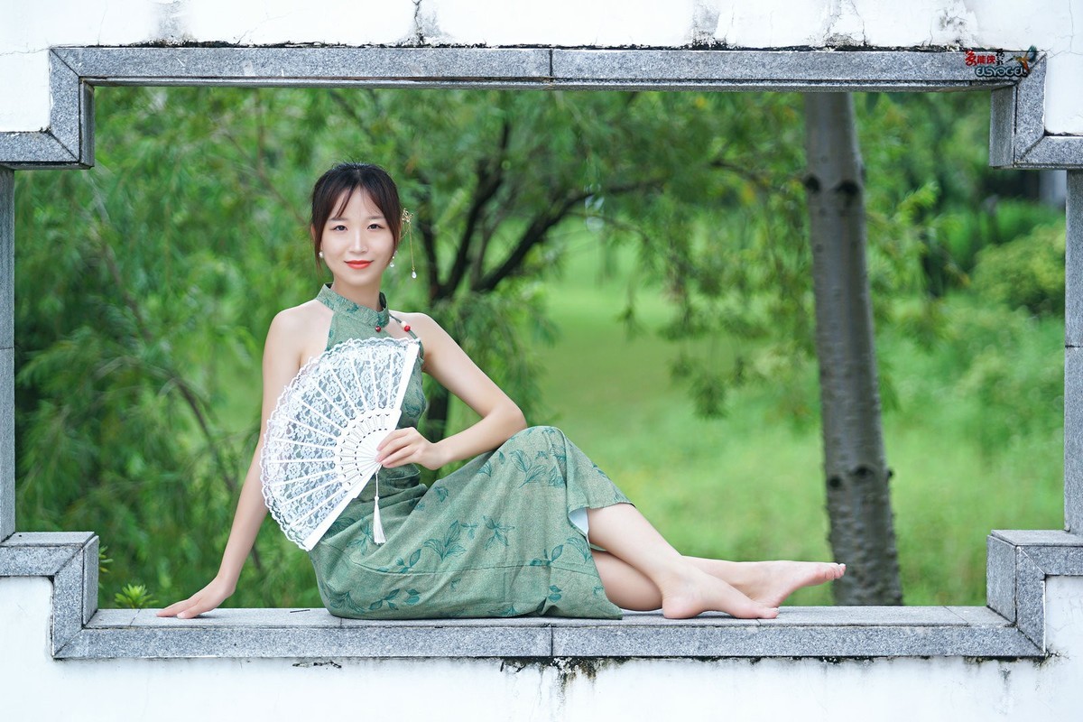 【一袭绿衣旗袍美女】---钟钟