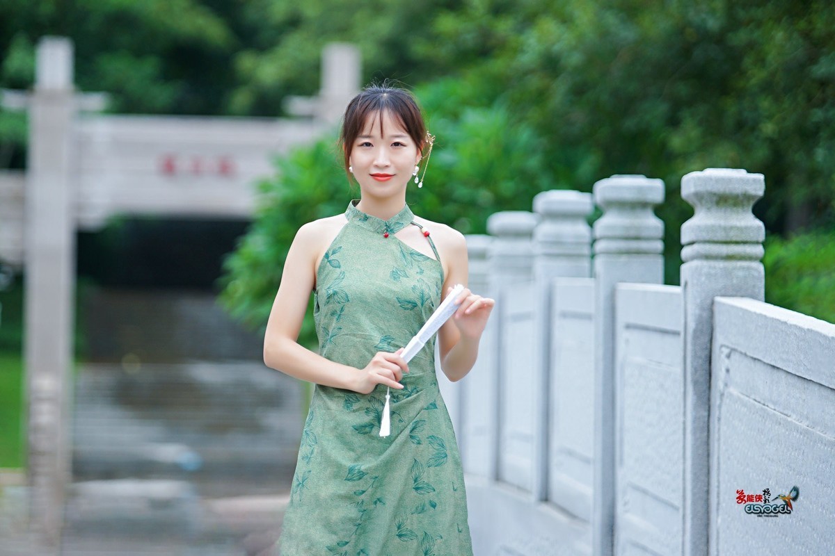 【一袭绿衣旗袍美女】---钟钟