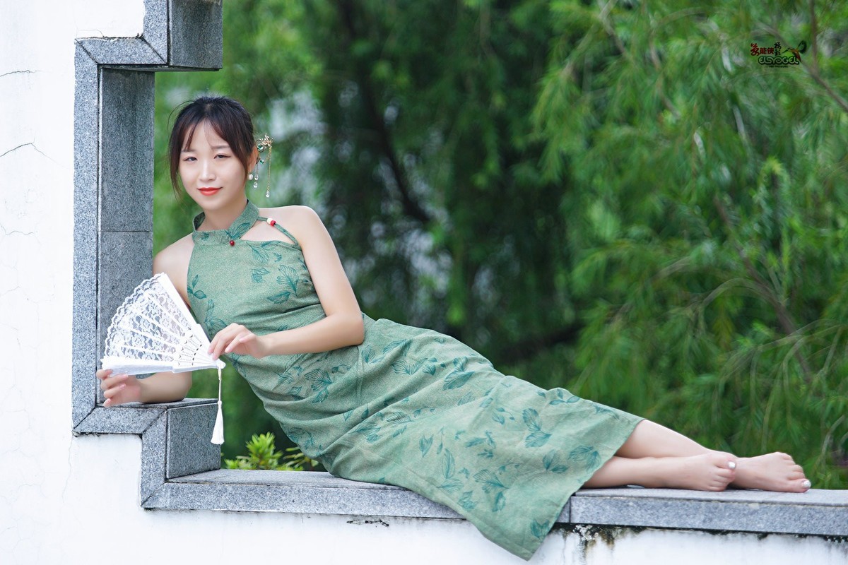 【一袭绿衣旗袍美女】---钟钟