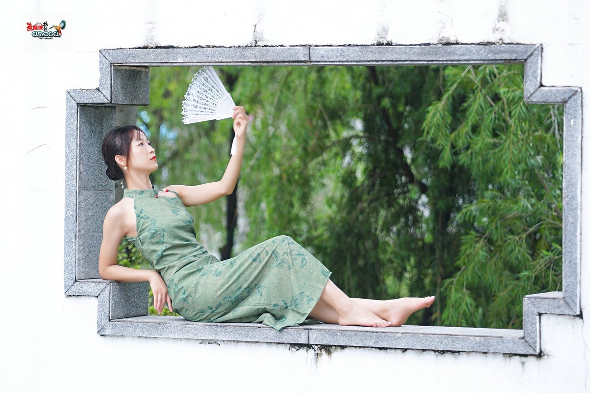 【一袭绿衣旗袍美女】---钟钟