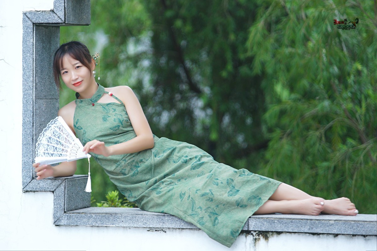 【一袭绿衣旗袍美女】---钟钟