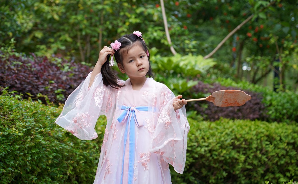穿汉服的小姑娘，庆祝六一儿童节。