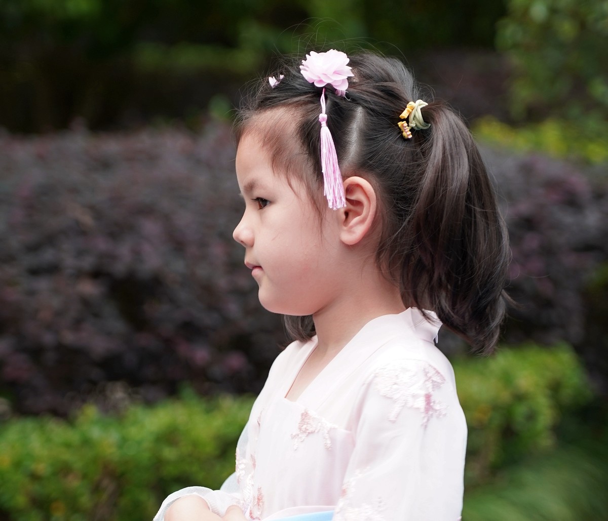 穿汉服的小姑娘，庆祝六一儿童节。