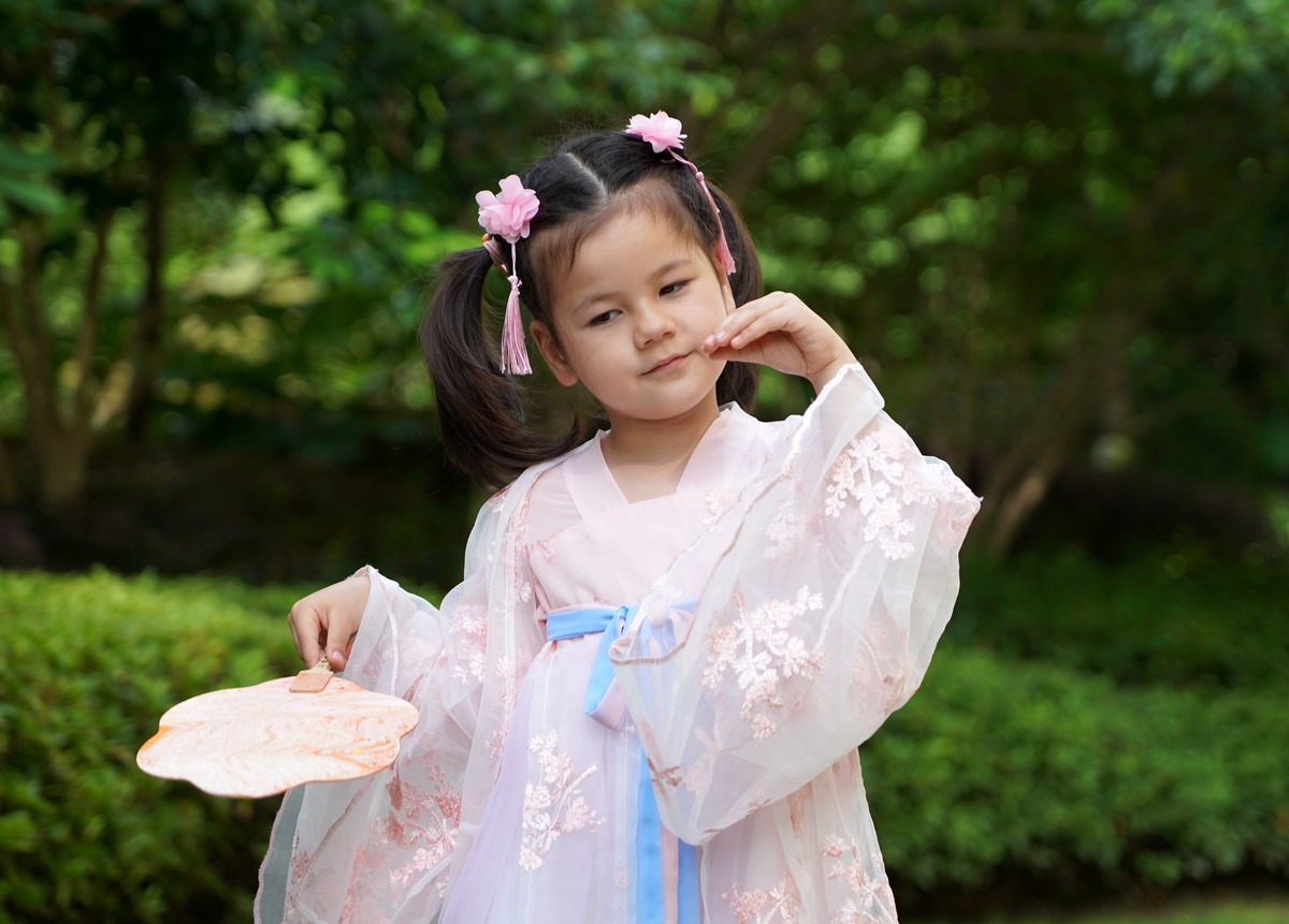穿汉服的小姑娘，庆祝六一儿童节。