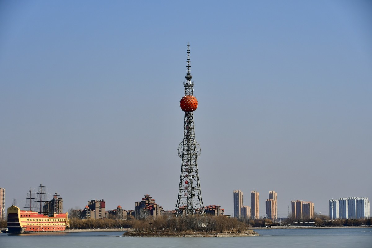 明湖岸畔春风拂面