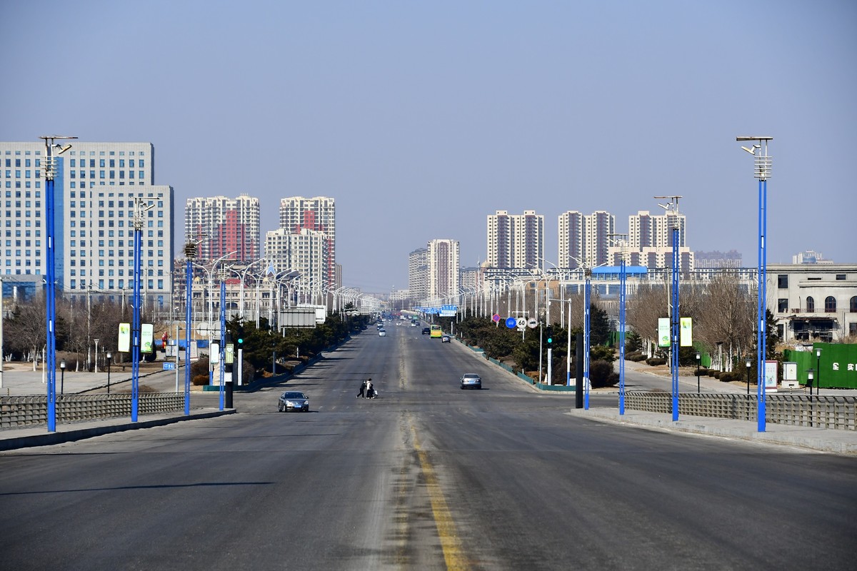 明湖岸畔春风拂面