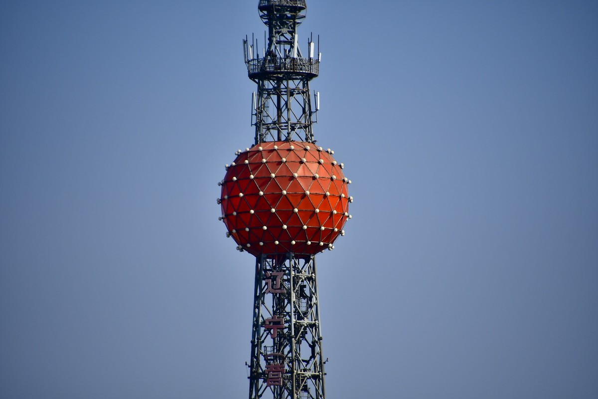 明湖岸畔春风拂面