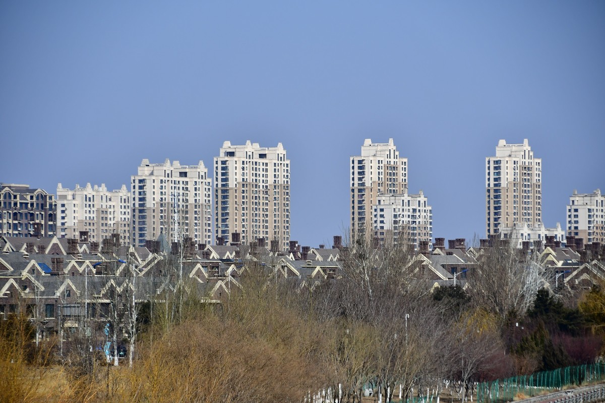 明湖岸畔春风拂面