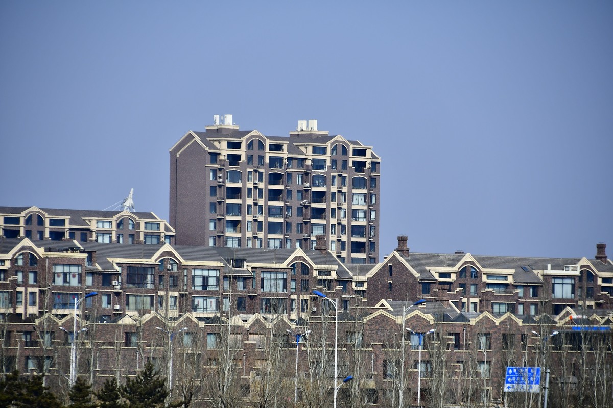 明湖岸畔春风拂面