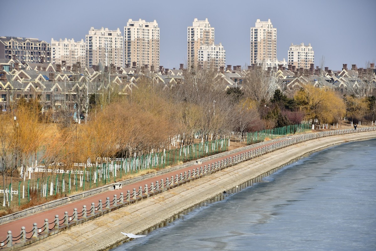 明湖岸畔春风拂面