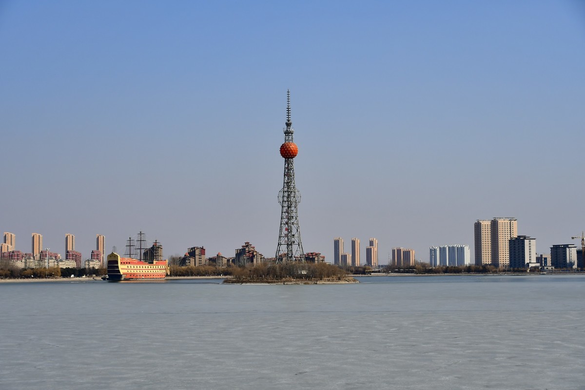 明湖岸畔春风拂面